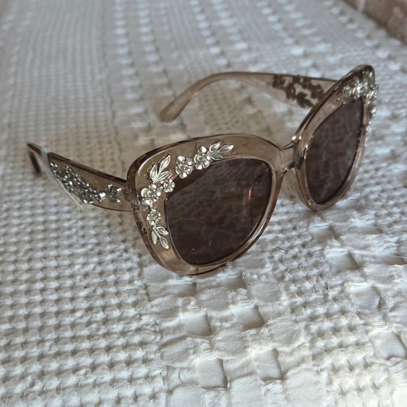 Anthropologie Floral Trimmed Cat Eye Polarized Sunglasses in Neutral - Picture 4 of 10